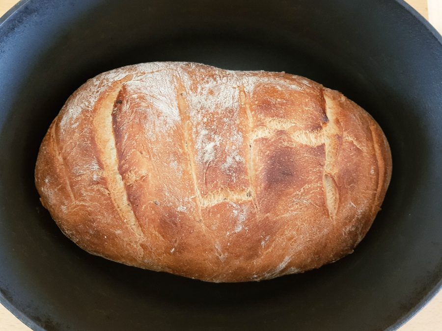 pâine de casă cu unt in fontă