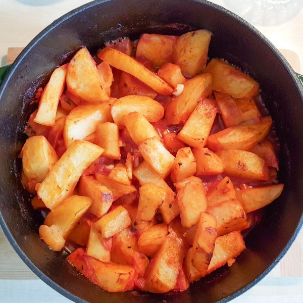 Mâncare de cartofi cu sos de roșii