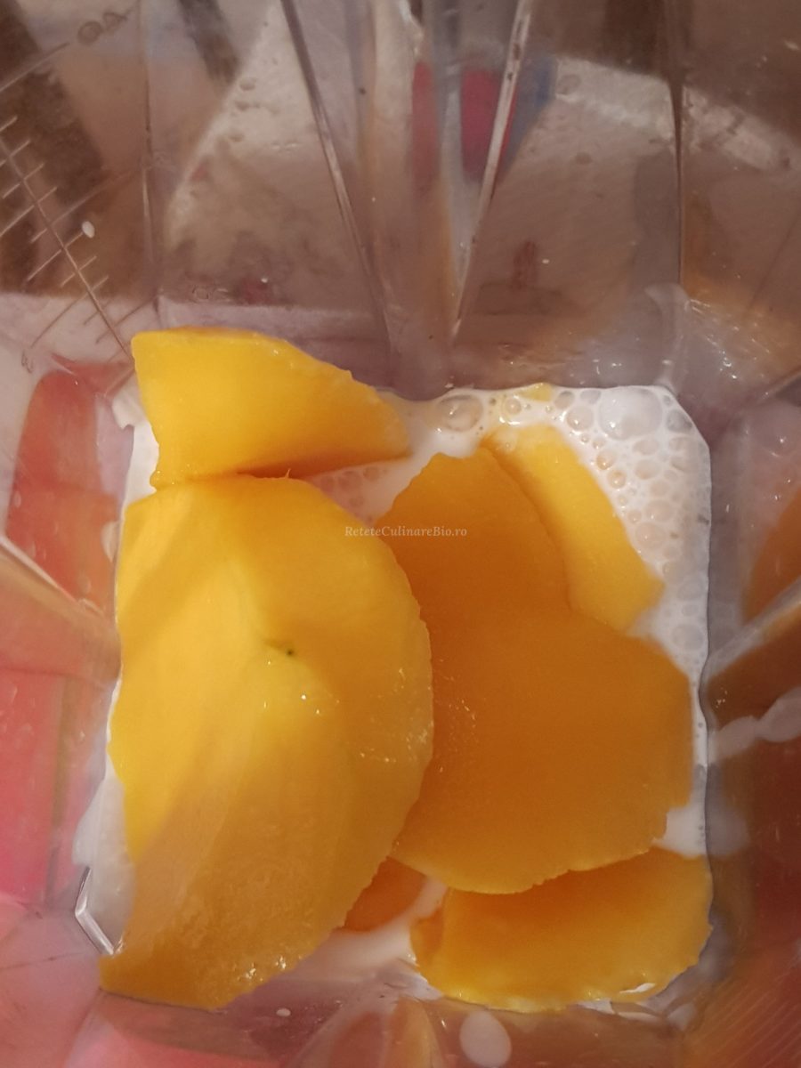 adăugăm bucățile de mango