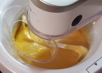 mixarea conținutului în mașina de înghețată