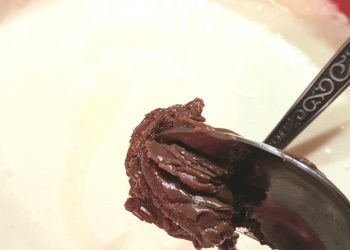 punem ciocolată topită în înghețata de mentă