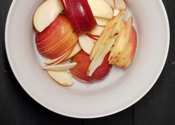 punem bucățile de măr într-un bol