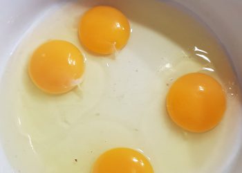 adăugăm ouăle într-un bol